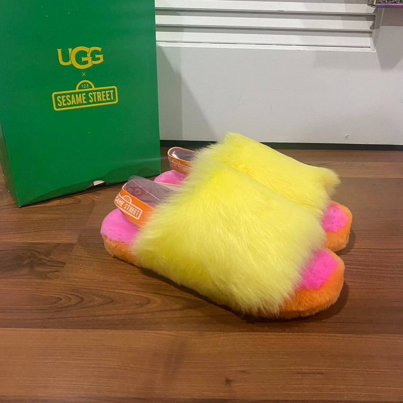 Scivoli UGG Fluff Yeah scuola elementare taglia 4 anni (donna 5) nuovi con scatola