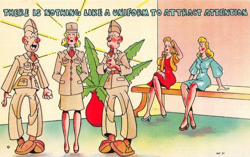 Comic "NICHTS WIE EINE UNIFORM, UM AUFMERKSAMKEIT ZU ERREGEN" um 1940 Militär Postkarte - Bild 1 von 2