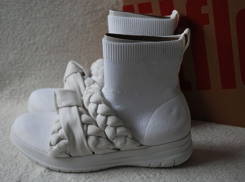 pull on trainer boots