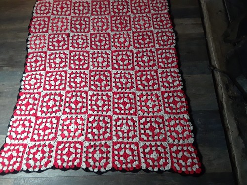 Trapunta vintage Boho all'uncinetto nonna quadrata canna di caramelle Natale afgano coperta 79 x 47" - Foto 2 di 7