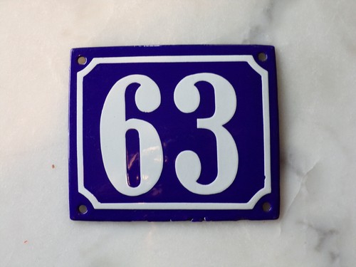 ALTES EMAILLIERTES BLECHSCHILD - "63" - STRAßENNUMMER - 10X12cm - BLAU - WEISS - Bild 1 von 3