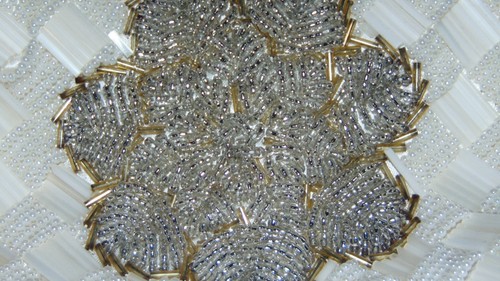 BOLSO CLUTCH VINTAGE BLANCO PLATA Y TONO DORADO CON CUENTAS HECHO EN HONG KONG - Imagen 2 de 9