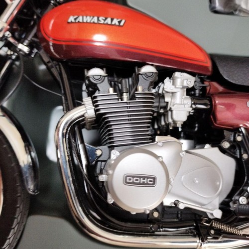 Kawasaki 900 Super Four Motorcycle Model 1/6 Scale Diecast Replica Collectible - Picture 10 of 16