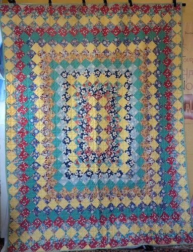 Vintage Depression Ära Diamant Quilt mit Blumen zentrales Design 64"X80"