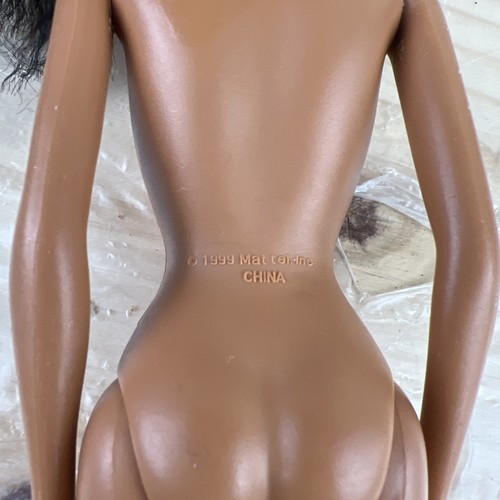 Mattel Barbie Muñecas Afroamericanas Negras Lote de 2 - 1 Desnudo 1 Vestido Pelo Oscuro - Imagen 8 de 14