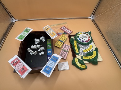 Das Spiel des Lebens Brettspiel Holz Bücher Regal Box Sammlung '11 Hasbro KOMPLETT - Bild 2 von 12