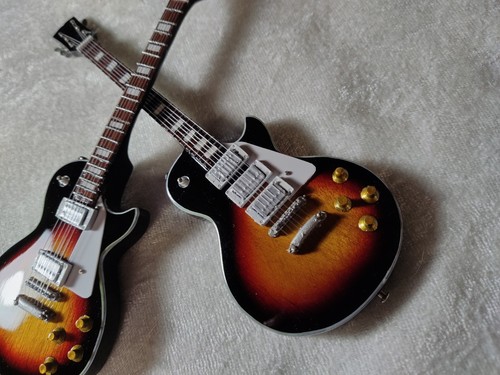 GIBSON LES PAUL MINIATURE 1/6 SCALE REPLICA PAGE CUSTOM BURST MINI GUITAR SET  - Picture 3 of 4