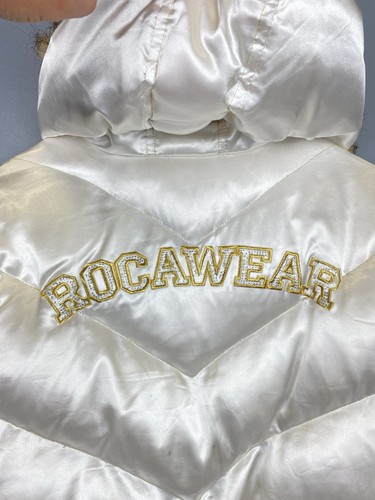 Chaqueta con Capucha de Piel Rocawear Y2K De Colección Para Mujer Talla L Bordada Plateada Top Down - Imagen 11 de 14
