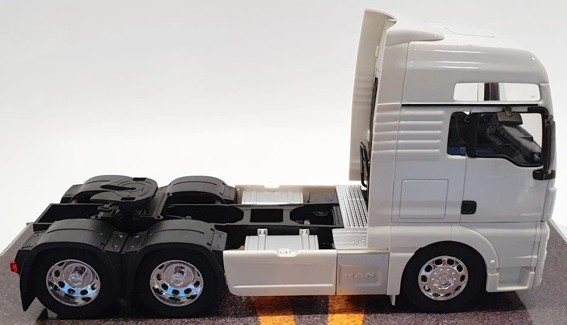 Welly 1/32 Scale Model Truck 32650L - Man TGX - White - Image 3 of 4