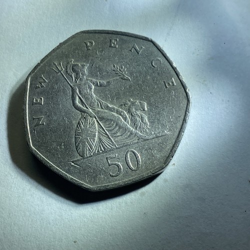 Great Britain ELIZABETH 11, First Every 7 Sided 50 pence Coin 1969 - Picture 2 of 2