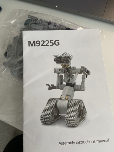 Short Circuit Johnny 5 Robot Building Set (Model M9225G) - Picture 2 of 5