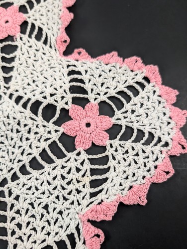 Vintage 15" rosa & weiß Blumen Handarbeit gehäkelt Deckchen steif - Bild 8 von 10