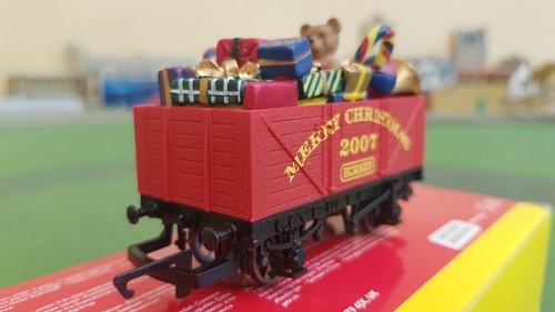 Hornby R6380 7-Bohlenwagen, Weihnachten 2007 mit Geschenkladung, verpackt - Bild 2 von 9