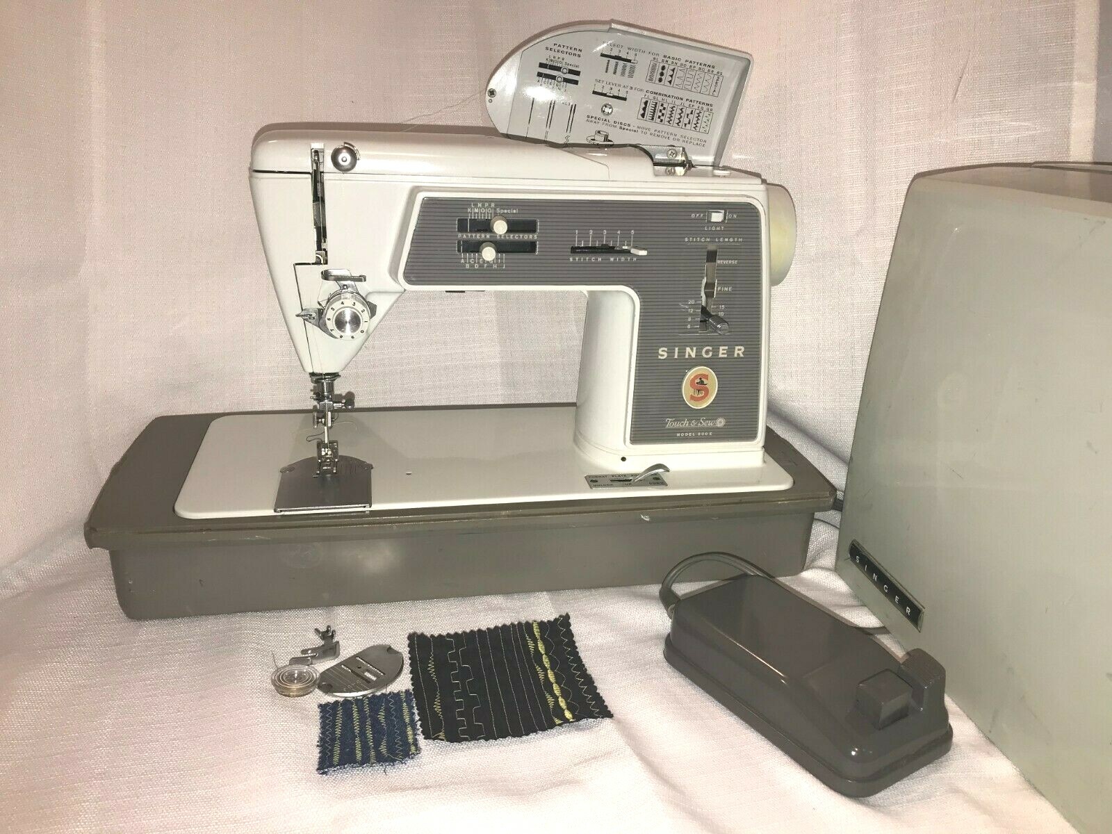 Vintage Singer 600E Touch & Sew Zig Zag Sewing Machine With Pedal