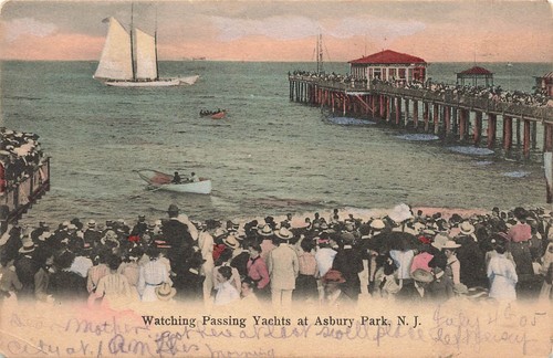 FOLKS AT ASBURY PARK NJ WATCHING PASSING YACHTS VINTAGE POSTCARD 1905 82122 R