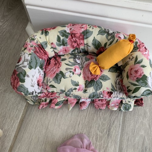 Vintage Barbie Living Room floral Sofa Couch w/ cushion & doll in nightgown c9 - Picture 13 of 22