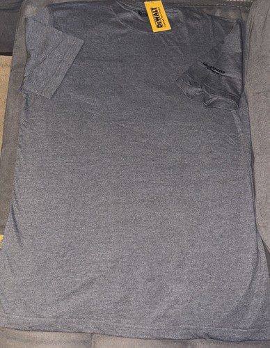 Camiseta de Trabajo DEWALT Para Hombre Popelina Bolsillo Logo Manga Corta Talla Med Gris Carbón - Imagen 2 de 16