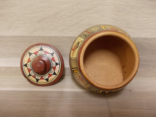 2er Set aus PERU Deckeldose + Krug Vase AUS TON MIT HANDGEWEBTER Jacke - Picture 7 of 10