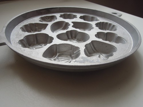 Pan de maíz de aluminio fundido de 12 cavidades para mamá regalo de Navidad Banh Bong Lan Kue molde sartén - Imagen 2 de 4