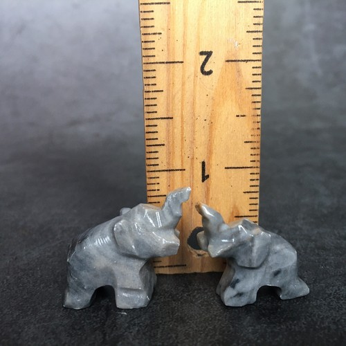 Juego de 2 estatuillas de elefante gris miniatura tallada en piedra natural - Imagen 2 de 7