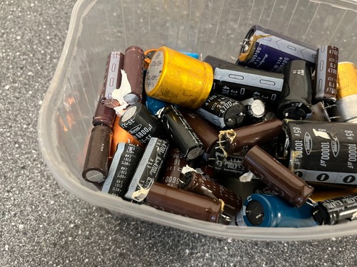 Lot of Vintage & New Capacitors Assortment - 10000uF 85V, 4700uF 35V, Various - Afbeelding 4 van 12