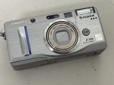 Fujifilm FinePix F700 Camera Digital 6MP Super CCD Compact