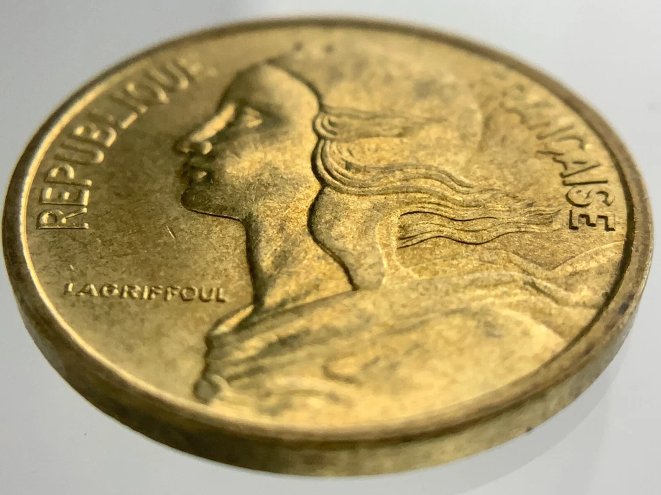 Moneda circulada Francia 1982 5 céntimos KM# 933 HH249 Foto 2 de 4