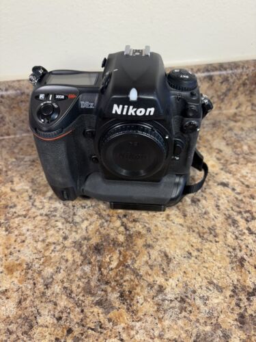 Nikon D2X 12.4MP Digital SLR Camera Body - Picture 5 of 9