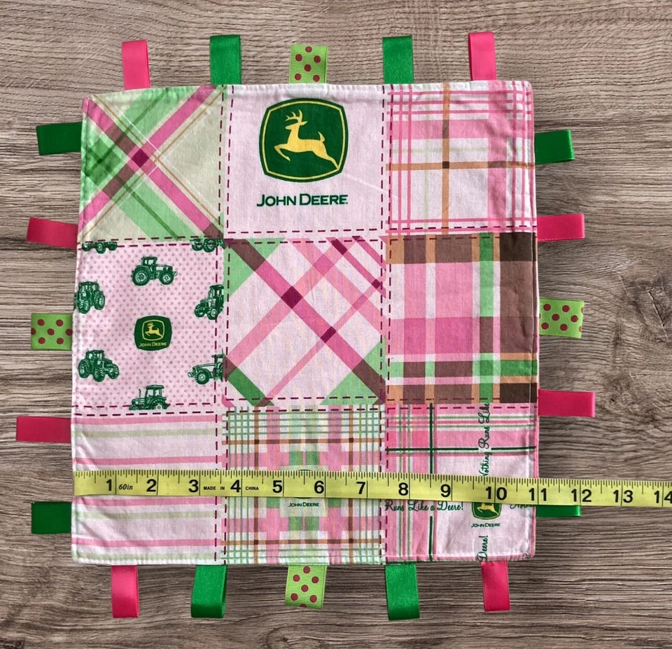 Taggie Handmade Lovey multicolorido John Deere com fita segurança sensorial 11"" - Imagem 3 de 4