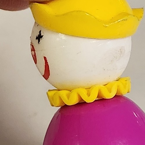 Payaso circo plástico vintage Fisher Price Little People púrpura con cuello amarillo - Imagen 8 de 10