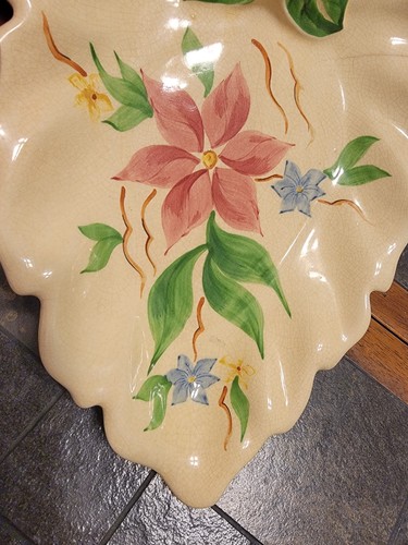 Plato en forma de hoja de 12" de colección 1930-1940 Pottery Guild Of America flores pintadas a mano - Imagen 3 de 8