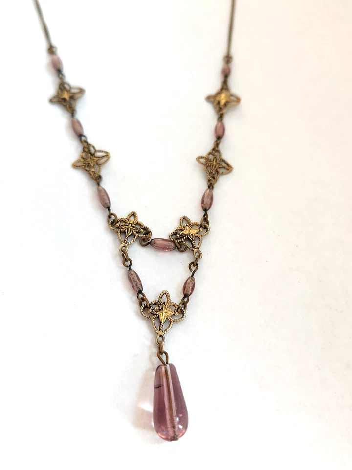 Nuevo Antiguo Stock De Colección 1928 Firmado Cristal Púrpura Ornado Colgante Collar Chapado en Oro Foto 2 de 4