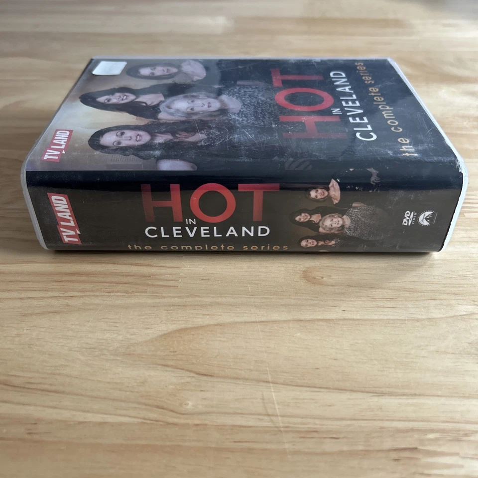 HOT IN CLEVELAND: COMPLETE SERIES (17PC) / (BOXED SET) DVD Region 1 - Image 2 of 4