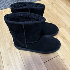 Koolaburra by Ugg - EUC!!  Girl Classic Short Boots - Size 6 - Black 1019374