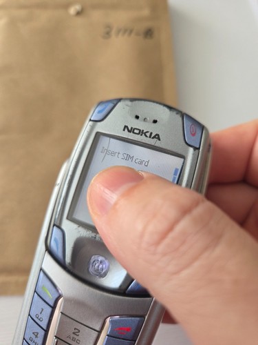 Nokia 6820 (6820a) Mobile Phone (Unlocked) QWERTY Flip Fold - Cracked fascia - Picture 4 of 4