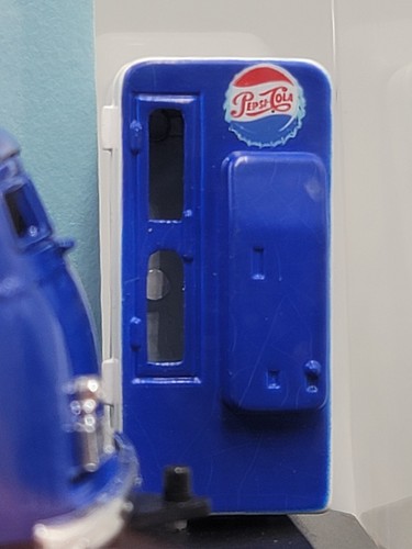 Road Champs 1954 Pepsi Chevrolet Panel Van & Gas Pump In Case Diecast 1:43 Scale - Picture 4 of 6