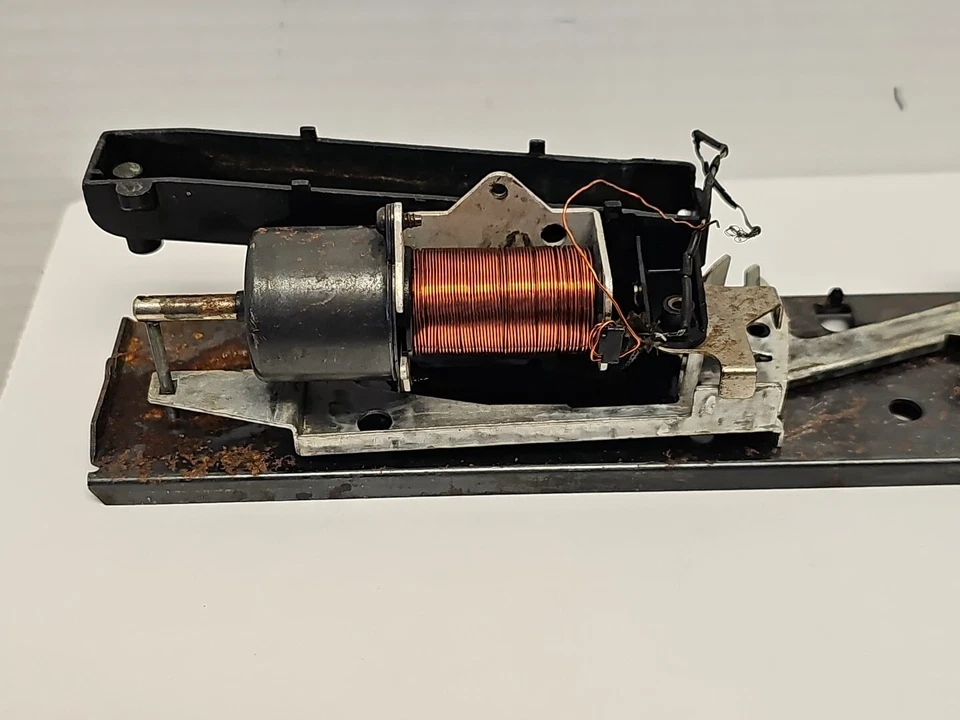 LIONEL 3662 OPERATING MILK CAR ( Mechanism On Frame ). ONLY  - Image 2 of 4