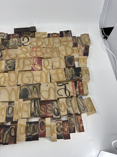 ENORME Lote 121 Bloques de Impresión de Madera Vintage Escritura Fuente Letra Alfabeto Set - Imagen 4 de 6