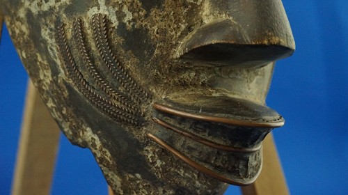 Masque tribal ethnique africain wengé bois et cuivre pièce unique remises 1900 Tikar Cameroun