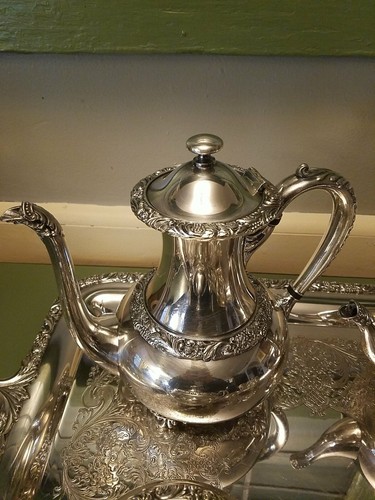 1910 New Beverly Manor Silverplate by Wilcox 5 pc Tea/ Coffee service - Picture 2 of 12