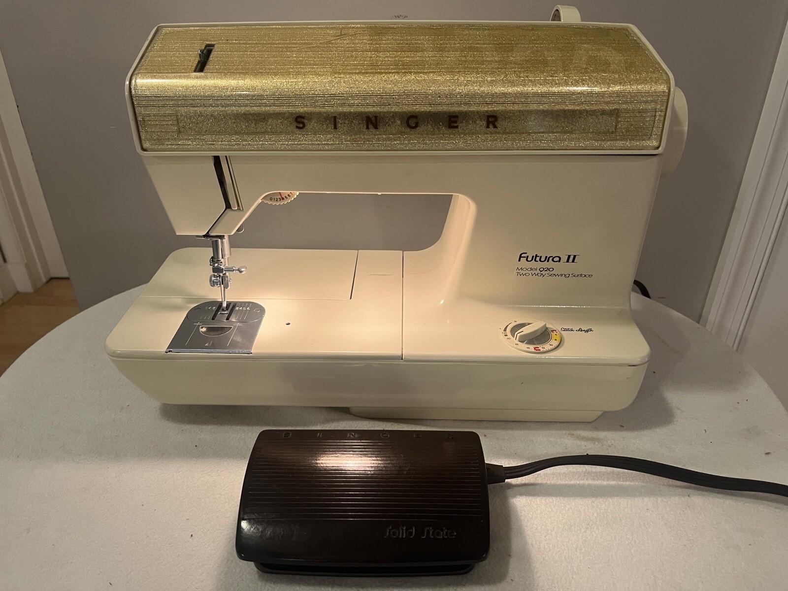 WOW Vtg SINGER FUTURA II Model 920 Two Way Sewing Surface Sewing