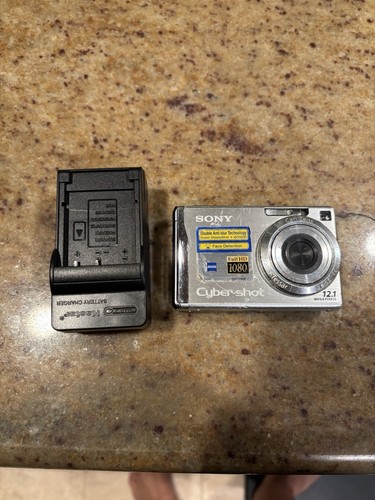 Used Sony Cyber-Shot DSC-W200 12.1 MP Digital Camera - Picture 1 of 7