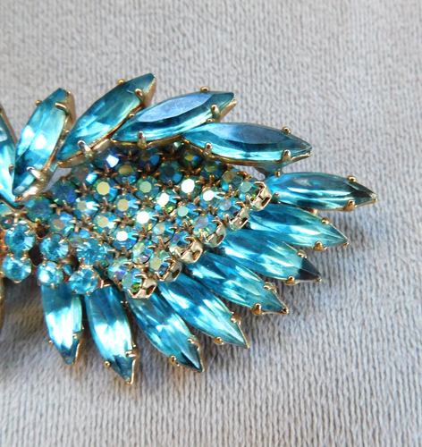 VINTAGE BLUE and AURORA BOREALIS BROOCH GOLD PLATED 3 3/8" wide x 1 3/4" high - Picture 5 of 10
