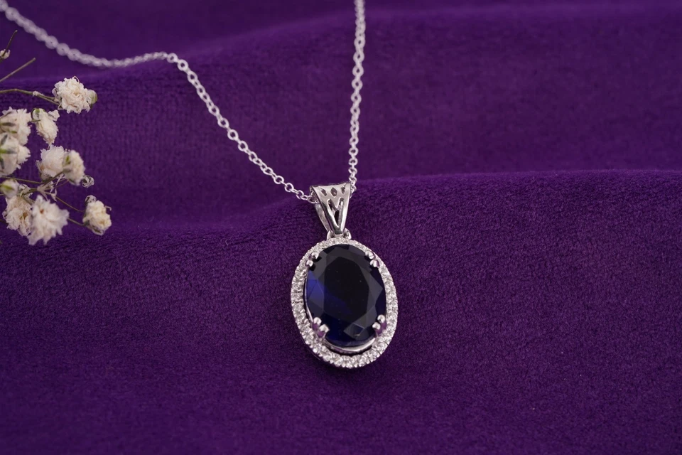 Colgante con halo de tanzanita azul creado en laboratorio de corte ovalado de 1,25 quilates chapado en oro blanco de 14 quilates Foto 4 de 4