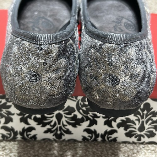 Nuevo en caja Zapatos planos Naughty Monkey gris terciopelo lentejuelas bordados con joyas para mujer talla 7,5 - Imagen 9 de 14