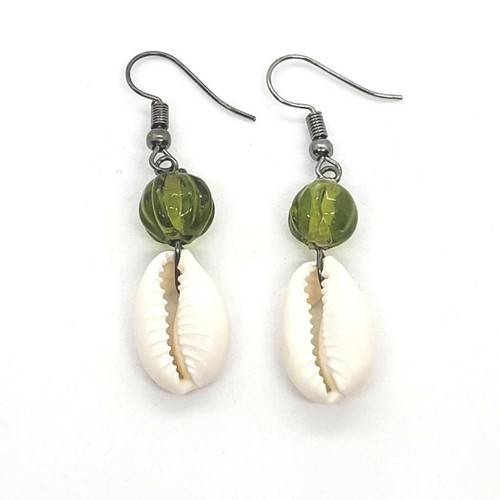 Handgefertigte Kaurimuschel Ohrringe mit Glasperle - Bild 1 von 4