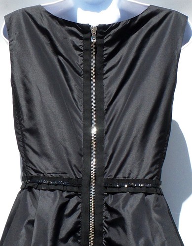 Vestido falda plisada busto acanalado grosgrain lentejuelas negras Dolce & Gabbana LBD IT 42 - Imagen 5 de 12