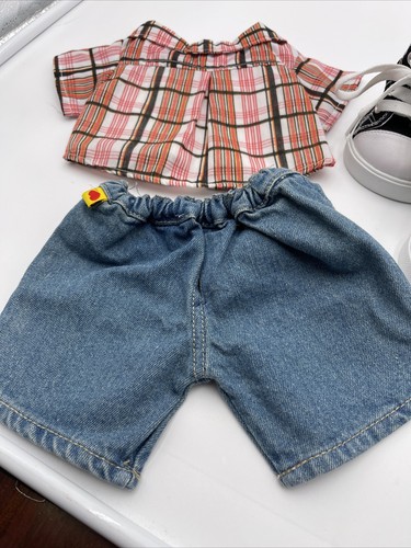 Camicia a quadri Build A Bear, pantaloncini jeans blu e sneakers alte bianche e nere - Foto 4 di 12