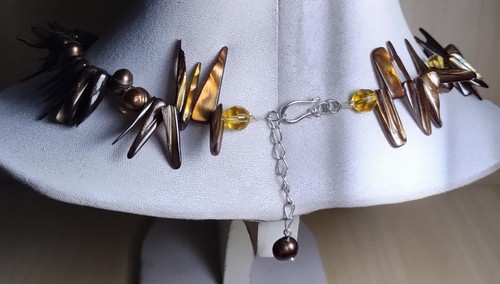Collana con bastone di perle marrone dorato (N 42 ) - Foto 2 di 3