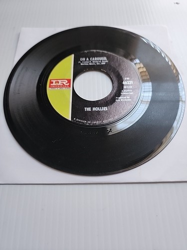 The Hollies 45 On a Carousel / All the World is Love Imperial IM 6332 vg Cond - Foto 5 di 6